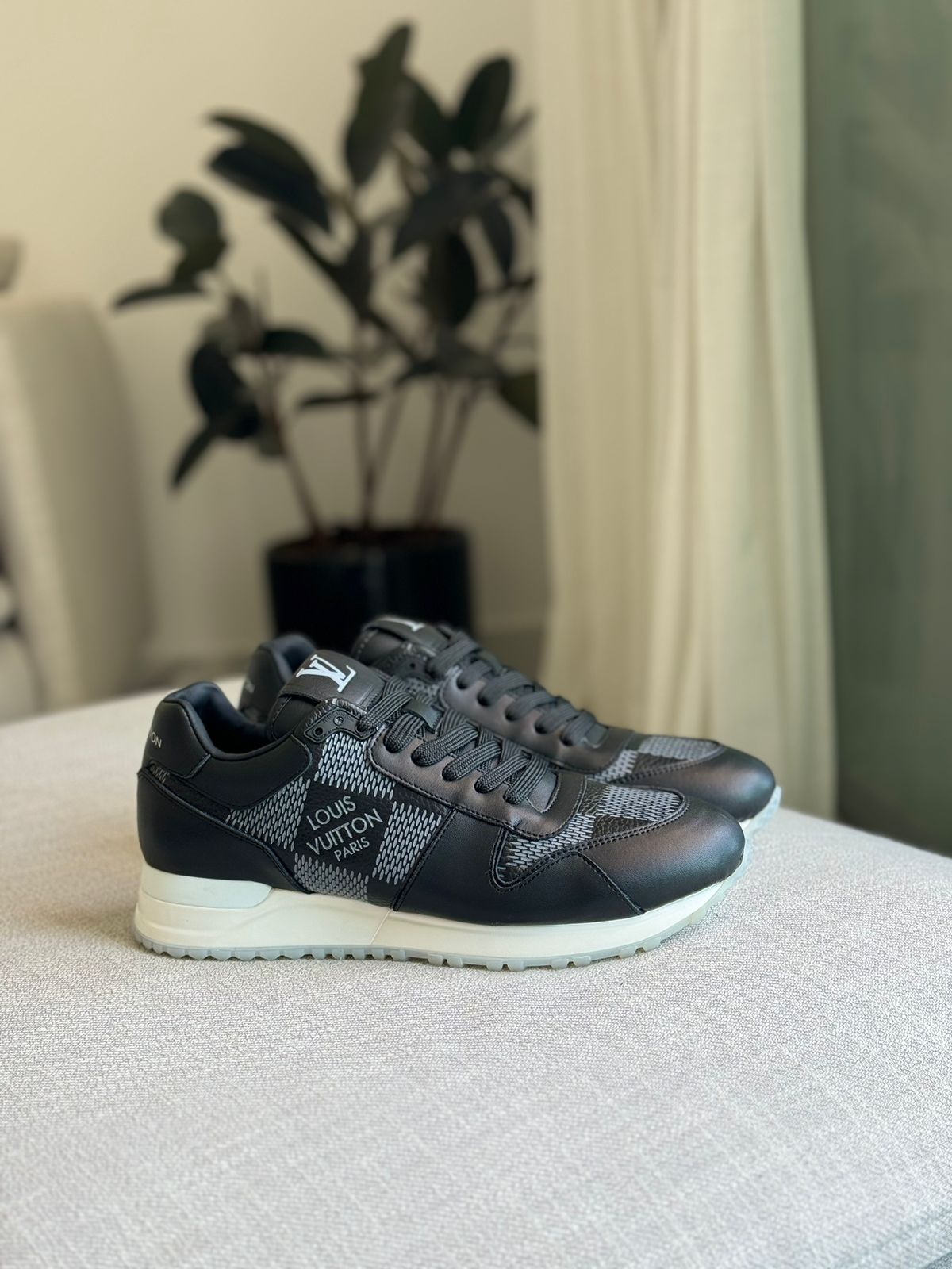 1ACW1Q
LV Run Away Sneaker