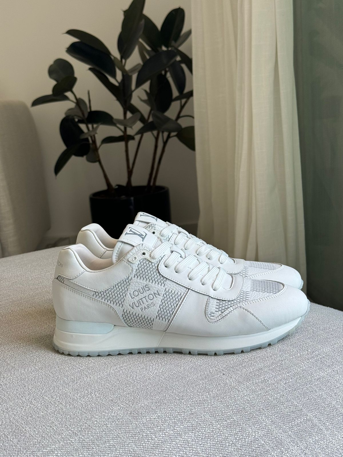 1ACW1Q
LV Run Away Sneaker