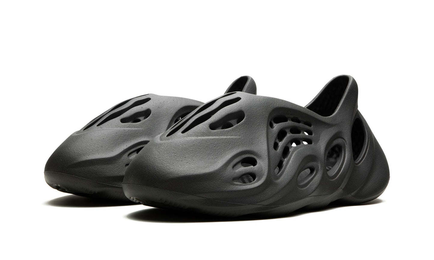 ADIDAS
YEEZY FOAM RUNNER
"Carbon"