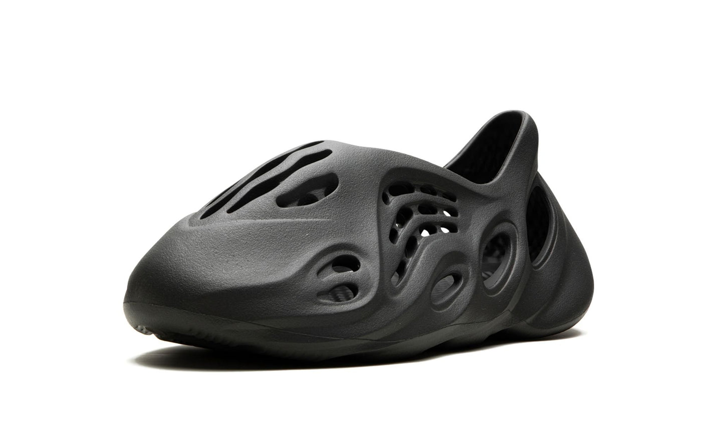 ADIDAS
YEEZY FOAM RUNNER
"Carbon"