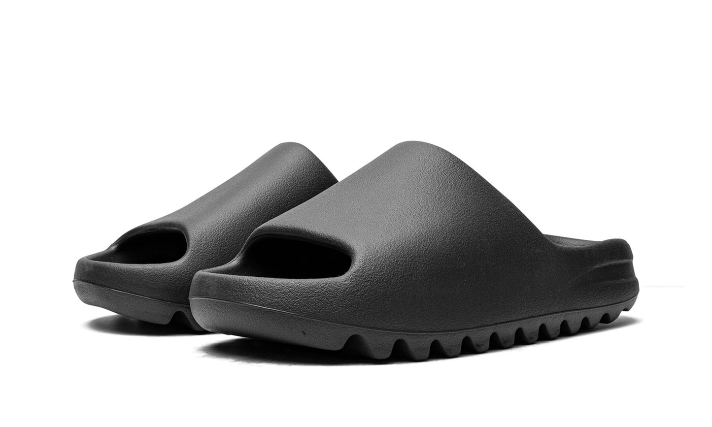 ADIDAS YEEZY
YEEZY SLIDE BLACK
"Onyx 2022/2023"