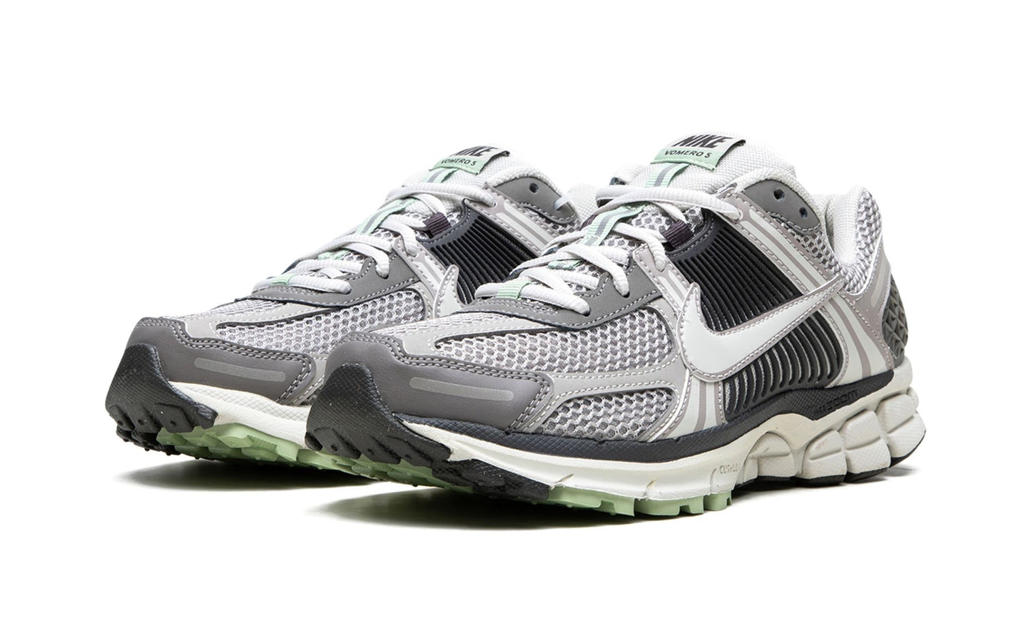 VOMERO 5 WMNS
"Cobblestone"