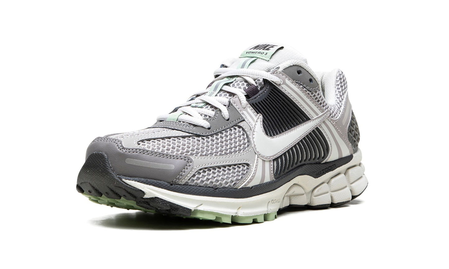 VOMERO 5 WMNS
"Cobblestone"