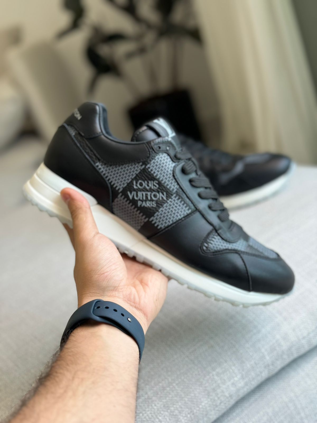 1ACW1Q
LV Run Away Sneaker