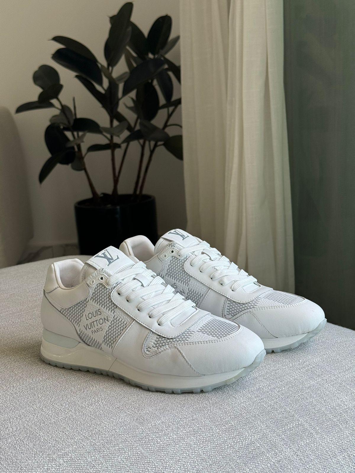 1ACW1Q
LV Run Away Sneaker