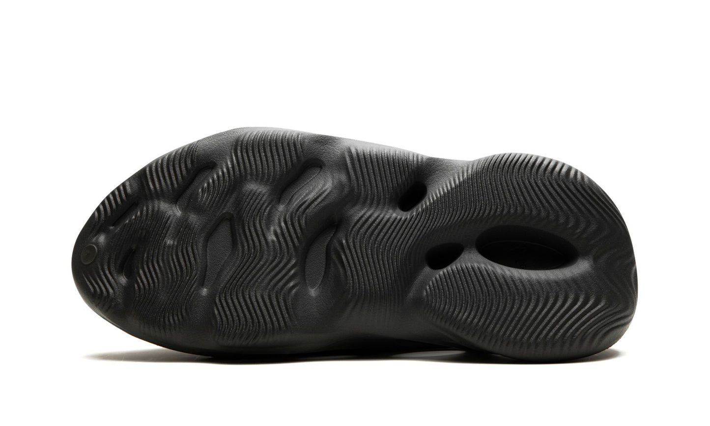 ADIDAS
YEEZY FOAM RUNNER
"Carbon"